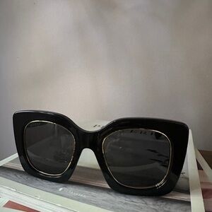 NWOT AUTHENTIC Gucci Black Oversized Sunglasses with original bag and receipts